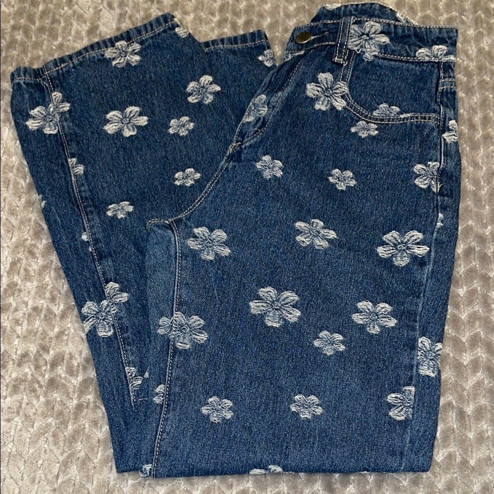 ROMWE Floral Embroidered Jeans.  Size 4.  100% Cotton.  Dark Wash. White Flowers